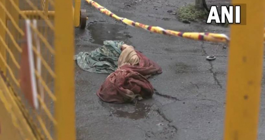 印度近日因暴雨淹水，沒想到一名女子扶著電線桿，竟遭活活電死。（圖／翻攝推特ANI）